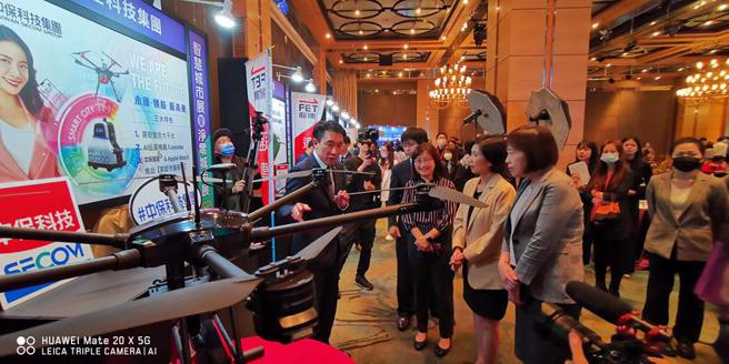 智慧城市展28日开跑！21日举办展前会，台北市副市长林奕华（左三）及资讯局长赵式隆（左二）前往中保科技的摊位了解无人机AED空中救援派遣服务。（图／中保科提供）