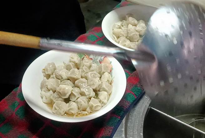 台东市1家麵店满满的馄饨，而且价格不涨反降。（民眾提供）
