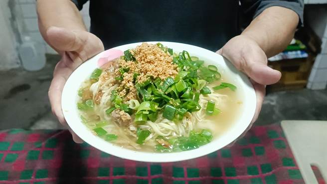 台东市1家麵店满满的馄饨，而且价格不涨反降。（民眾提供）