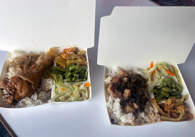 台东市1家便当店，鸡腿便当（左）55元，梅干焢肉饭50元，民眾直呼佛心 。（民眾提供）