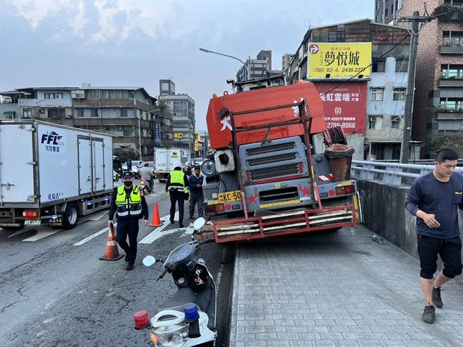 北市一辆大型吊车自撞成美桥墩，警方立刻启动交通快打。（翻摄照片／林郁平台北传真）