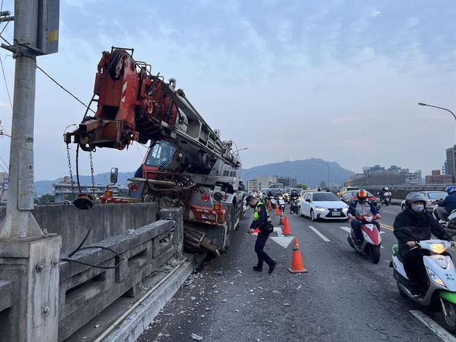北市一辆大型吊车自撞成美桥墩，警方立刻启动交通快打。（翻摄照片／林郁平台北传真）