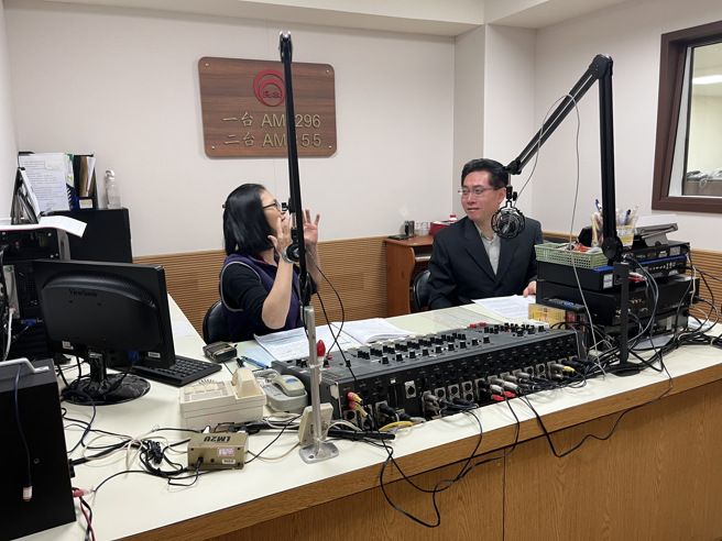 萬華分局長空中解說詐騙慣用手法，教導民眾識詐、反詐訣竅。（簡銘柱翻攝）