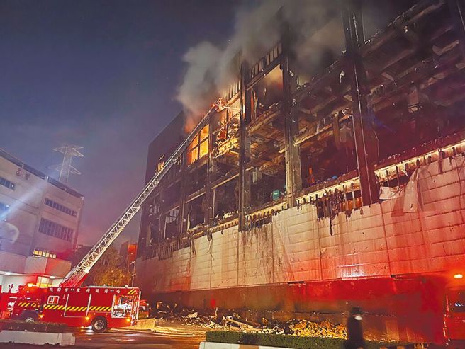 桃园市芦竹区美福仓储大火闷烧长达21天，对附近居民生活造成极大困扰。（本报资料照片）