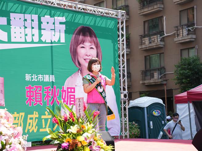 前新北市议员赖秋媚今日傍晚由其女至民进党新北市党部领表，疑似欲参选第一选区；稍早赖秋媚证实这个消息，强调虽然已经领表，但还在评估。（黄敬文摄）