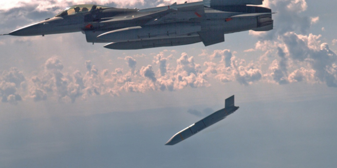 F-16发射AGM-158B飞弹。(图/美国空军)