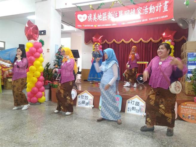 新住民姐妹们表演传统舞蹈。（林雅惠摄）