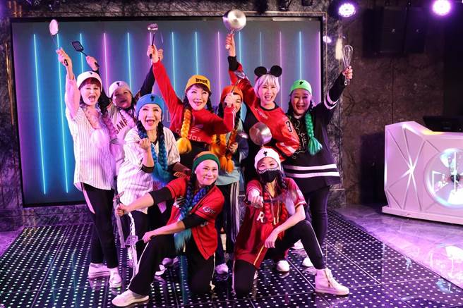 张淳淳(后排右二)与杨燕(中黄帽)组青春好妈妈团热跳BLACKPINK夯曲。(光璞提供)