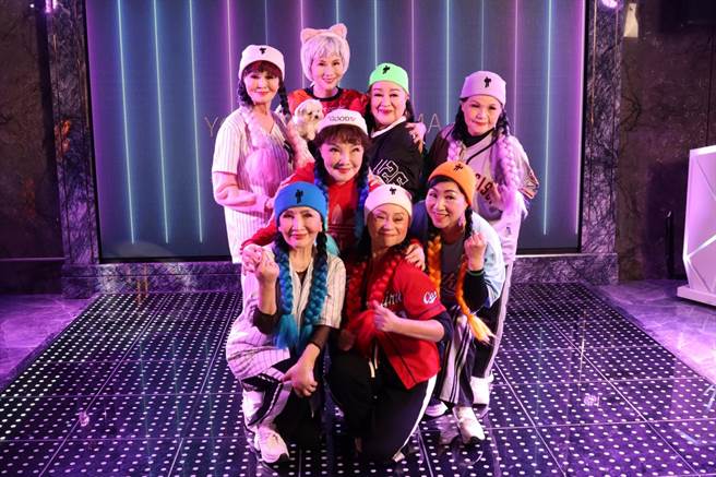 张淳淳(后排右二)与杨燕(中黄帽)组青春好妈妈团热跳BLACKPINK夯曲。(光璞提供)