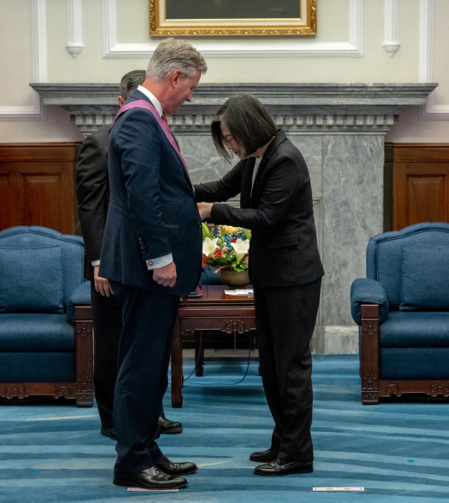 蔡英文总统今（21）日下午颁授美国前白宫国家安全顾问欧布莱恩「特种大绶景星勋章」(总统府提供)