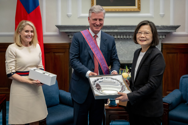蔡英文总统今（21）日下午颁授美国前白宫国家安全顾问欧布莱恩「特种大绶景星勋章」(总统府提供)