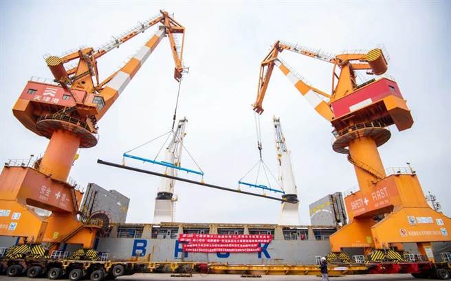 大陆国产50米钢轨首次出口欧洲，将投入兴建匈塞铁路。（天津港集团）