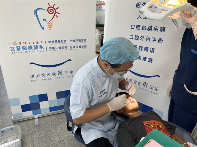 屏东知名牙医师艾登医疗体系执行长陈登伟， 4年前开始进入狮子乡进行牙医巡迴医疗，也盼藉此抛砖引玉，吸引更多热血医师与社会大眾整合资源送爱到偏乡。（陈登伟提供／谢佳潾屏东传真）