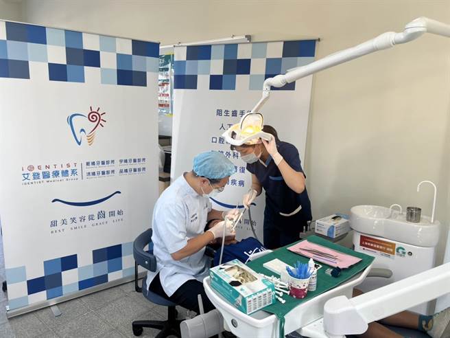 屏东知名牙医师艾登医疗体系执行长陈登伟， 4年前开始进入狮子乡进行牙医巡迴医疗，也盼藉此抛砖引玉，吸引更多热血医师与社会大眾整合资源送爱到偏乡。（陈登伟提供／谢佳潾屏东传真）