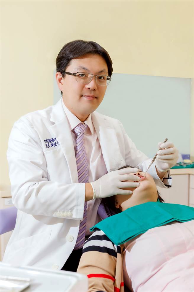 屏东知名牙医师艾登医疗体系执行长陈登伟， 4年前开始进入狮子乡进行牙医巡迴医疗，也盼藉此抛砖引玉，吸引更多热血医师与社会大眾整合资源送爱到偏乡。（陈登伟提供／谢佳潾屏东传真）