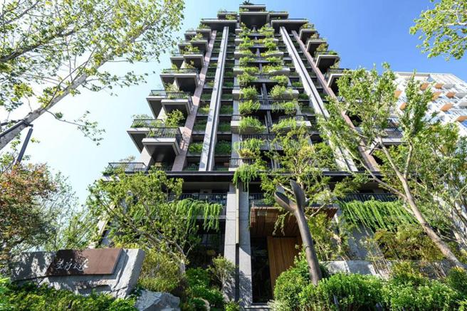 台中市北单元二的「陆府观森」，外观如同一座森林似的都会宅邸，建筑立面植栽绿瀑超吸睛。（图／陆府提供）