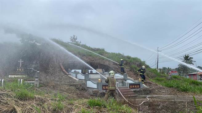 清明连假将届，台南市消防局统计3月6日至19日公墓、杂草、废弃物及田野火警共232件，比去年同期增加62件。（台南市消防局提供／曹婷婷台南传真）