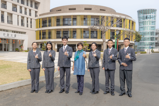 南投学测状元林方伟(左三)、高寀袗(右三)和校长林秋惠(中)开心合影。（图／普台高中提供）