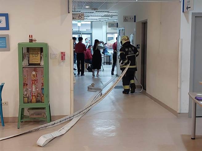 为提升社福机构的防灾及应变能力，新北市社会局携手新北市消防局在今(21)日举办福利机构防灾示范联合演练，确保在紧急情况下，也能保障受照护者的生命安全。(黄敬文翻摄)