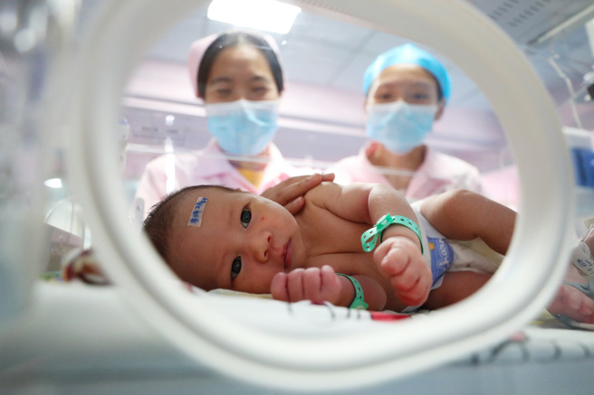 虽然中国大陆人口总数正在快速下滑，但是中共国务院总理李强认为，中国人才红利正在逐步形成，发展的动力依旧强劲。（图／新华社）

