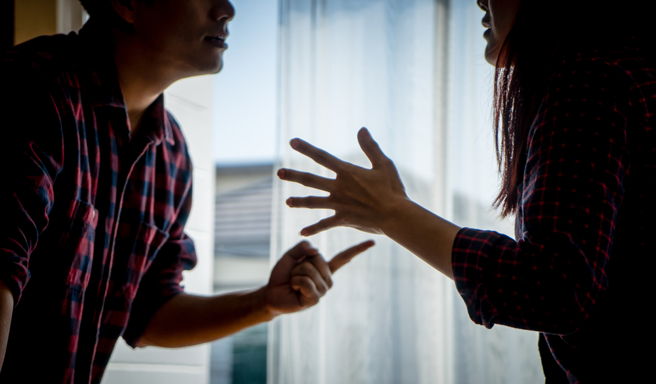 一名男子与女邻居积怨已久，先前再度起口角纠纷，还遭到女邻居控告妨害名誉。（示意图／Shutterstock）