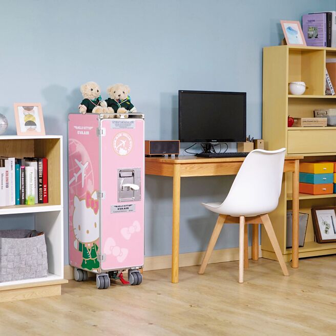 长荣航空Hello Kitty轻量化餐车于长荣航空乐e购开卖，限量80台，每台售价NT39,999元。图／长荣航空提供