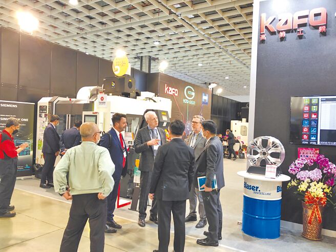 台北国际工具机展举办期间，吸引外国买主参观选购。图／庄富安