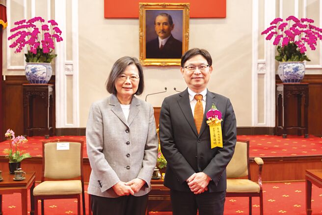 华南永昌证券董事长黄进明（右）接受总统蔡英文接见表扬玉山奖最佳产品类全国首奖。图／华南永昌证提供