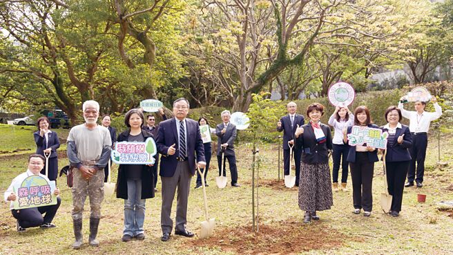 臺银响应112年森活圈植树月活动，董事长吕桔诚（前排左三）率领高阶主管共同参与。图／臺银提供