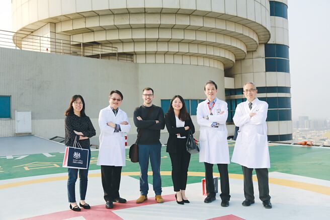 英国在台办事处英侨服务处拜访童综合医院；英侨服务处处长何永海Gareth Howell（左三）与童医院余宣宏医师（右二）、执行长卢立华（右一）、副院长吴肇鑫（左二）在童综合医院停机坪合影。图／业者提供