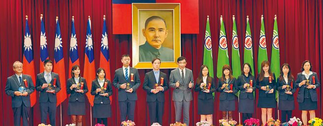 中华邮政公司20日举办「112年邮政节庆祝大会」，由董事长吴宏谋（中）颁奖表扬杰出人员。图／戴有良