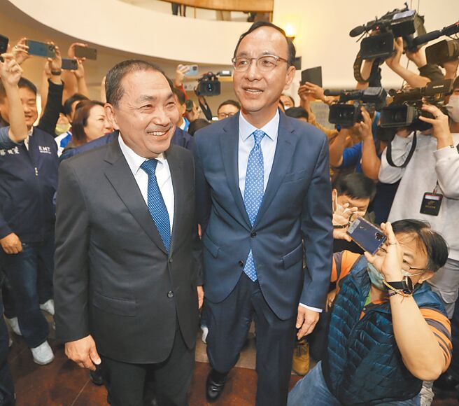 新北市长侯友宜（前左）与国民党主席朱立伦（前右）在选策会争议后20日首次同台，连袂出席市议会国民党团干部交接典礼，两人笑脸迎人现身会场变成为媒体焦点。（陈怡诚摄）