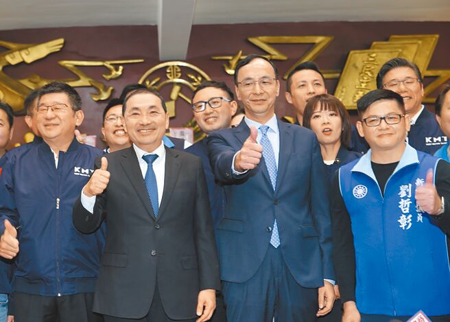 新北市长侯友宜（前左二）与国民党主席朱立伦（前右二）在选策会争议后20日首次同台，连袂出席市议会国民党团干部交接典礼，两人互动成为媒体焦点。朱侯两人与国民党籍市议员一起竖起大拇指展现团结一致拚市政的决心。（陈怡诚摄）
