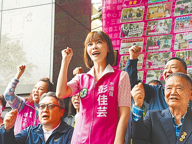 民进党新北市议员彭佳芸（中）20日宣布投入新北市三重区民进党立委初选。（黄敬文摄）