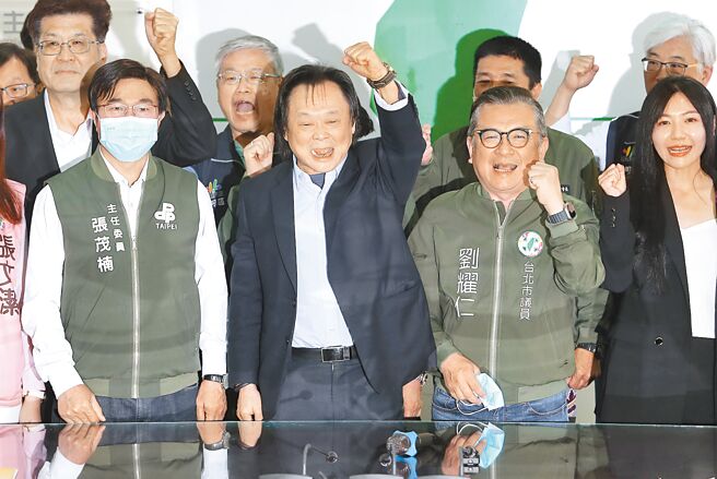 台北市议员王世坚（前左二）20日前往北市党部领表登记立委初选，他强调15年前曾在士林、大同区这里深深跌了一跤，所以很坚定地参加这区初选。（季志翔摄）