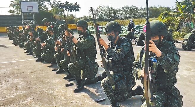 宜兰陆军步兵第153旅步一营今年首批就地教召人员，18日起在宜兰县头城镇守备区附近的召集地，展开14天教召训练。（吴佩蓉摄）