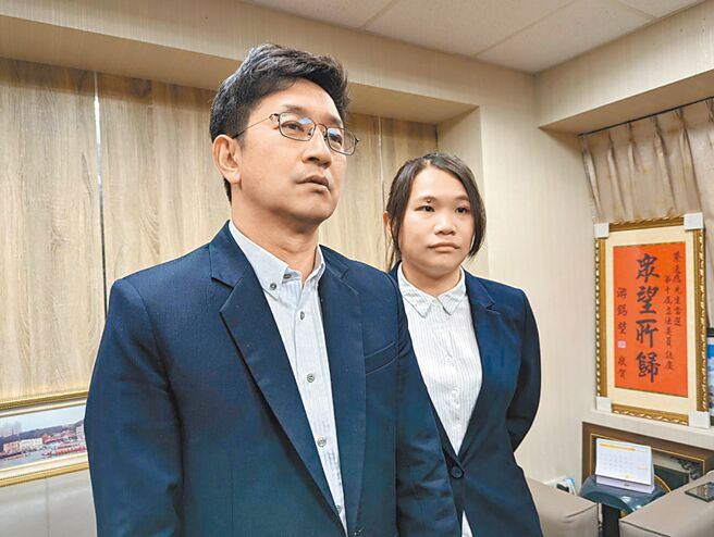 民进党立委蔡适应（左）20日宣布将不参选2024年立委选举。（张志康摄）