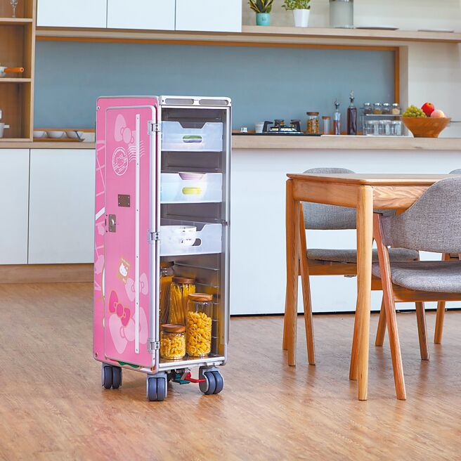 长荣航空Hello Kitty轻量化餐车附设7个活动式抽屉，适合用于收纳家中物品。（长荣航空提供／陈佑诚传真）