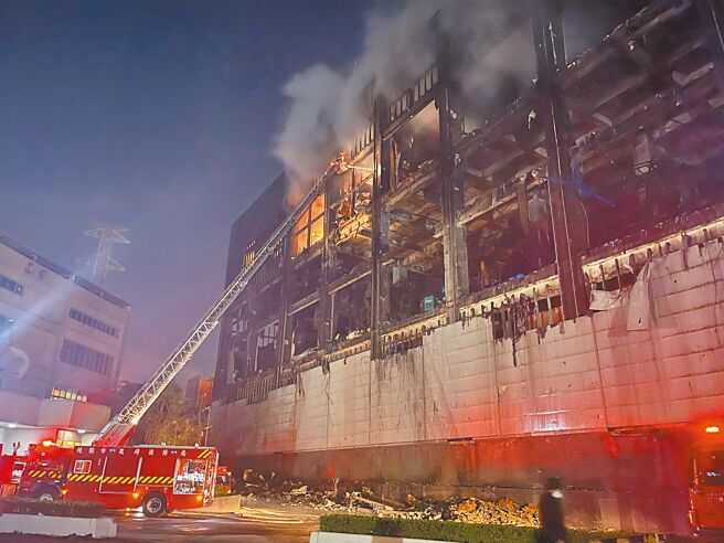 桃园市芦竹美福仓储2022年3月10日晚间大火，闷烧21天，期间恶臭飘散扰民，前桃园市长郑文灿高喊重罚600万，但议员20日踢爆，早在去年10月美福就陆续诉愿成功，罚单全撤销。 （本报资料照片）