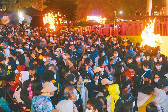 观传局公布2023台湾灯会观展人次高达1256万，民进党议员何孟桦指数字不实，蓝营反轰何数据错误。图为展期最后一天，人潮拥挤。（本报资料照片）