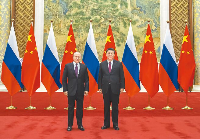 路透分析，访俄的中国国家主席习近平正在走「外交钢索」，寻求强化和俄国总统普丁关系之际，也希望展现作为全球和平使者的形象。图为习近平（右）2月4日在北京钓鱼台国宾馆与普丁（左）会谈。（新华社）