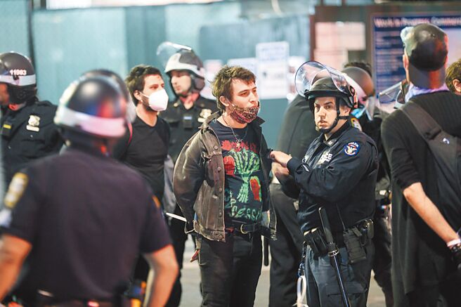 《2022年美国民主情况》报告指出各国都有适合各自国情的独特模式民主，不应由少数国家指手画脚。图为纽约民眾抗议警察暴力执法进入第四天。（新华社）