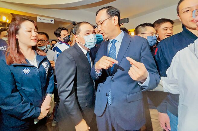 新北市长侯友宜昨出席新北市议会国民党团干部交接典礼，与党主席朱立伦互动频频。（吕健豪摄）