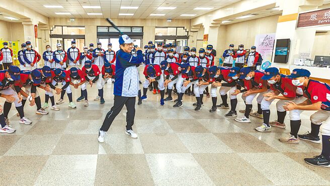 县长杨文科挥棒为全原运新竹县代表队加油，向下而上的挥杆动作，让与会人士笑说「县长你是在打高尔夫球吗？」（罗浚滨摄）