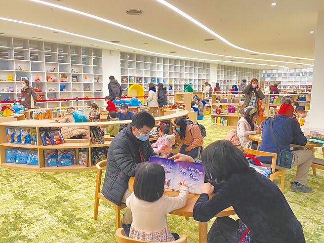 桃园市立图书馆新总馆开馆试营运3个月，参观人次已经突破百万，由于馆藏丰富许多家长会带着孩子来放电。（桃园市立图书馆提供／陈梦茹桃园传真）