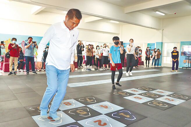 苗栗县府向中央争取300万元经费，设置10套智能地垫，20日在县立体育馆启用智能科技训练场，鼓励乡亲多加利用，养成运动健身好习惯。（苗栗县政府提供／李京升苗栗传真）