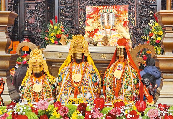 台中市大甲镇澜宫建庙近300年歷史，神案上每尊妈祖都各司职务，庇佑世人、四时无恙。（陈世宗摄）