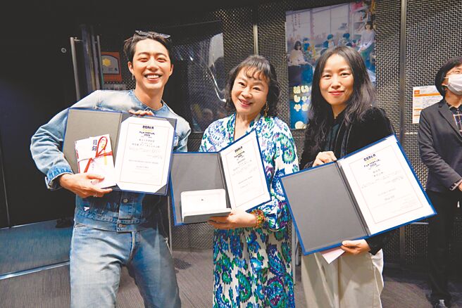 《黑的教育》演员蔡凡熙（左起）和《本日公休》女主角陆小芬、导演傅天余获奖后开心合影。（禾丰九路提供）