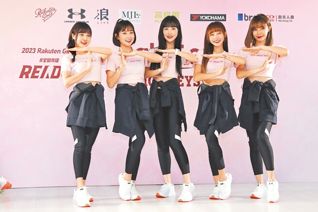 林襄（右二）昨与孟洁（左起）、篮篮、Rina、Yuri出席乐天女孩记者会。（池宗玲摄）