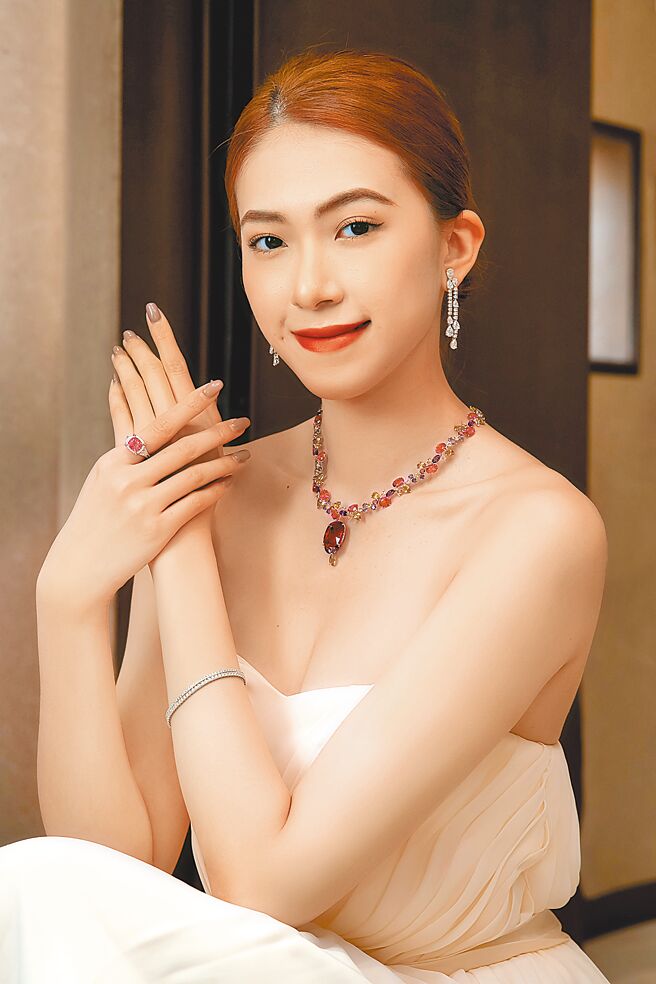 DAMIANI即起至23日在店上举办珠宝展，主打Special Classic彩色宝石项炼。（DAMIANI提供）